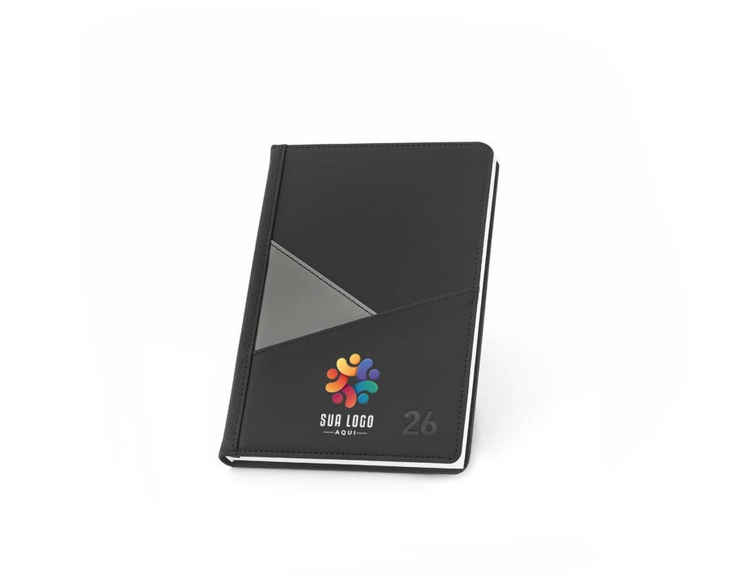 Agenda A5 em PU 2026 na cor preta, com fecho magnético e acabamento de costura aparente.