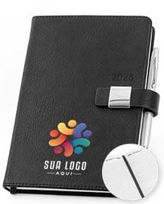 Agenda A5 em PU 2026 de cor preta, com detalhes em dourado e fechamento por elástico. Páginas internas em papel branco com pauta, ideal para organização e planejamento.