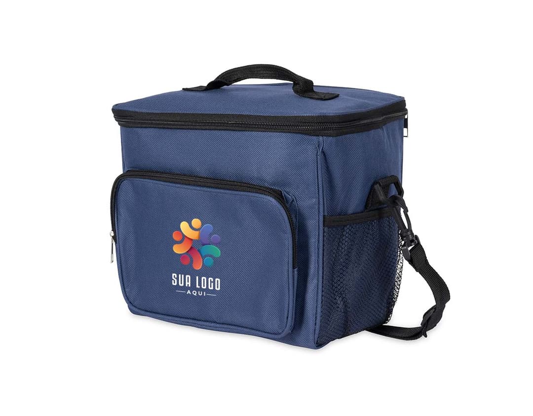 Bolsa térmica Oxford de 11 litros em cor verde, com alça de mão e alça de ombro ajustável. Possui zíper frontal e bolso lateral.