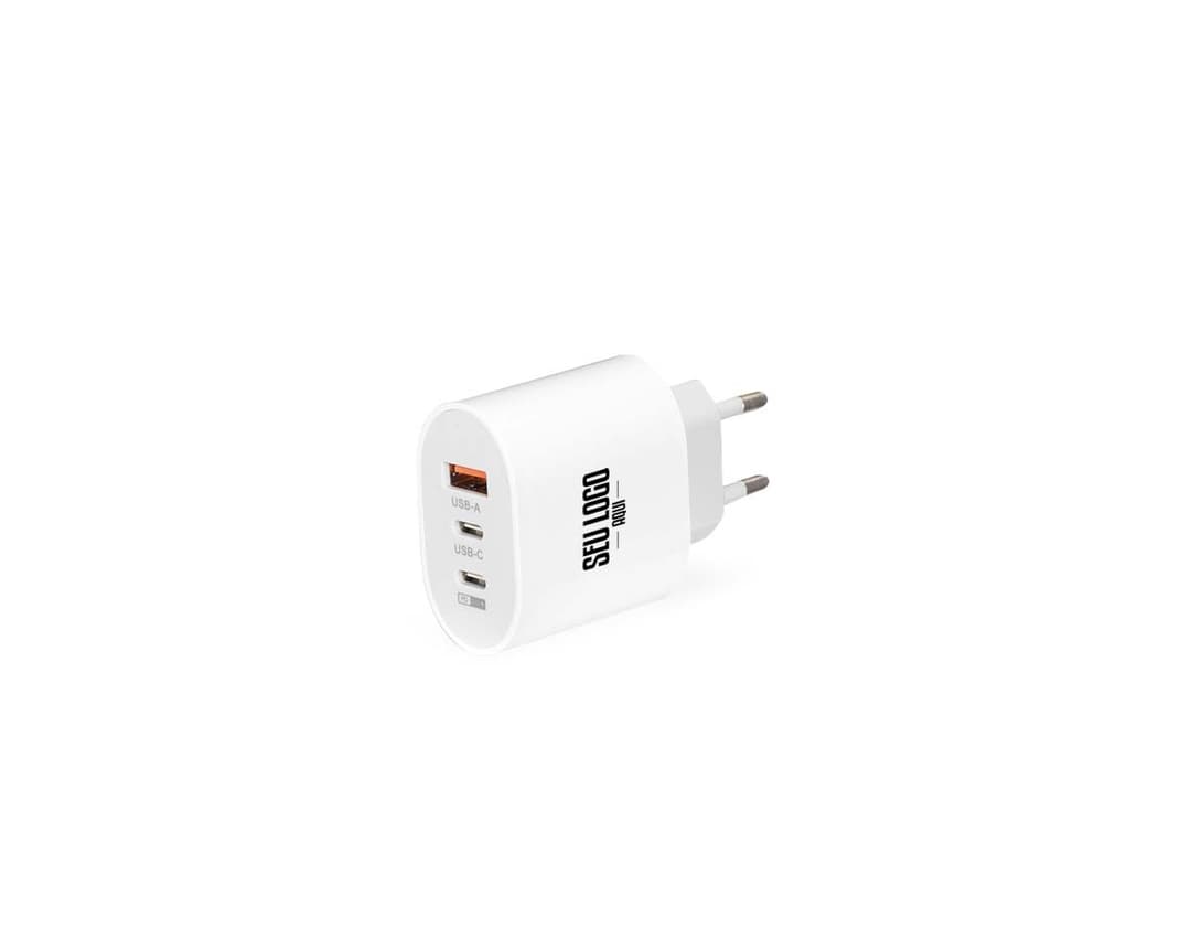 Carregador Turbo Com 3 Portas - Produto com tecnologia de carregamento rápido e três entradas para carregar dispositivos simultaneamente.