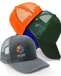 Boné de poliéster na cor preta com logo bordado na frente e ajuste de fecho na parte de trás.