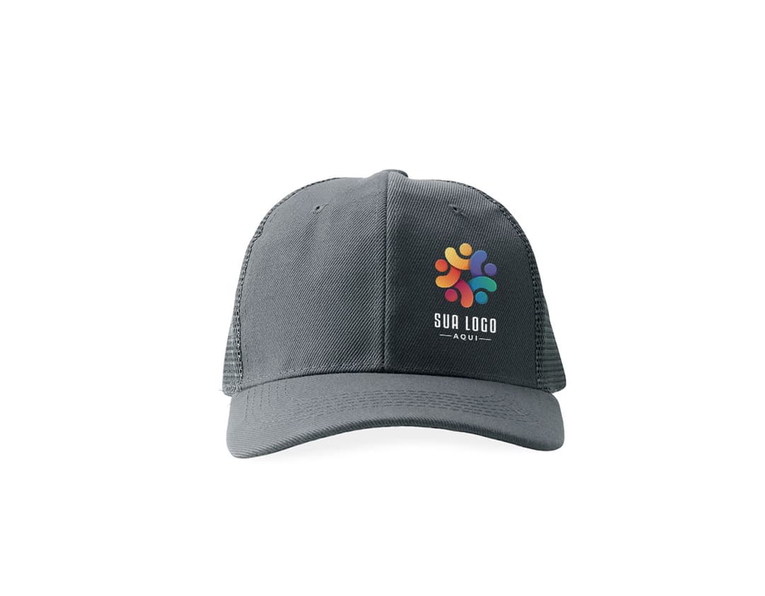 Boné de poliéster na cor preta com logo bordado na frente e ajuste de fecho na parte de trás.