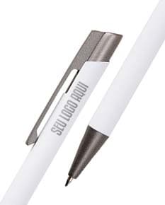 Caneta metal prateada com detalhes em preto sobre fundo branco.