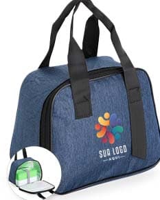 Bolsa térmica de 6 litros, ideal para manter alimentos e bebidas refrigerados. Cor predominante azul com alça ajustável e fecho em zíper. Ideal para passeios, viagens e picnics.