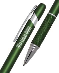 Caneta semimetal preta sobre um fundo branco, com detalhes em prata e clipe para prender no bolso.
