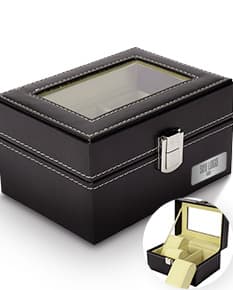 Porta-Relógios de madeira com capacidade para armazenar até 6 relógios. Configuração de cor mogno, com acabamento elegante e suave. O design inclui fecho de metal dourado e almofadas de veludo para proteger os relógios. Perfeito para organizar e exibir coleções de relógios com estilo e sofisticação.