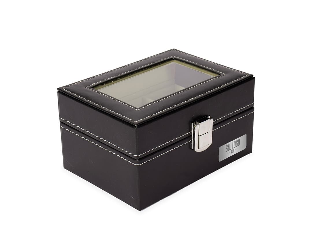 Porta-Relógios de madeira com capacidade para armazenar até 6 relógios. Configuração de cor mogno, com acabamento elegante e suave. O design inclui fecho de metal dourado e almofadas de veludo para proteger os relógios. Perfeito para organizar e exibir coleções de relógios com estilo e sofisticação.