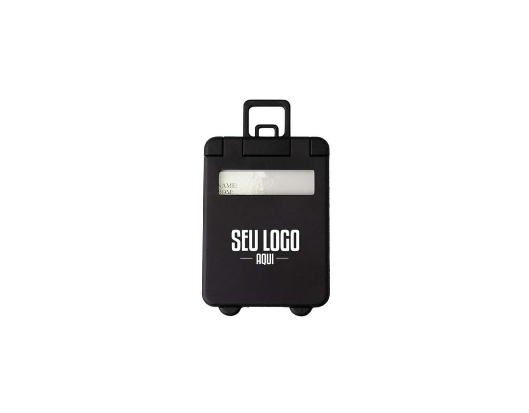 Tag identificador de bagagem em couro marrom com detalhes em metal dourado e alça de prender na mala.