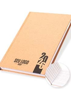 Agenda diária para o ano de 2026 com capa em couro sintético marrom e folhas de papel reciclado.