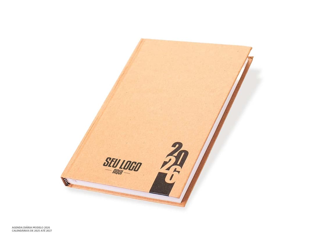 Agenda diária para o ano de 2026 com capa em couro sintético marrom e folhas de papel reciclado.