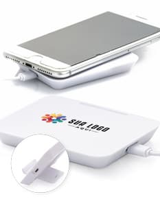 Carregador por indução com suporte para celular.