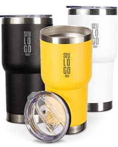 Copo térmico de 500ml em cor branca com tampa de rosca e base antiderrapante.