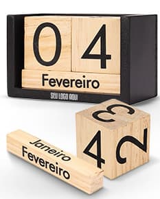 Calendário permanente de madeira em um fundo branco, com blocos de madeira numerados e letras para os dias da semana.