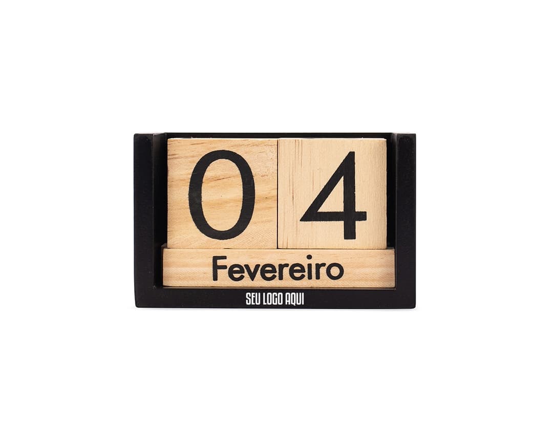 Calendário permanente de madeira em um fundo branco, com blocos de madeira numerados e letras para os dias da semana.