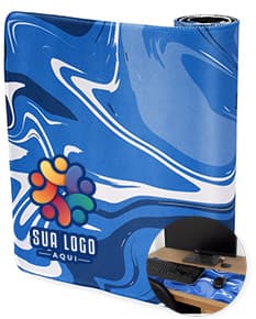 Desk pad de poliéster na cor preta, com design minimalista e textura suave.