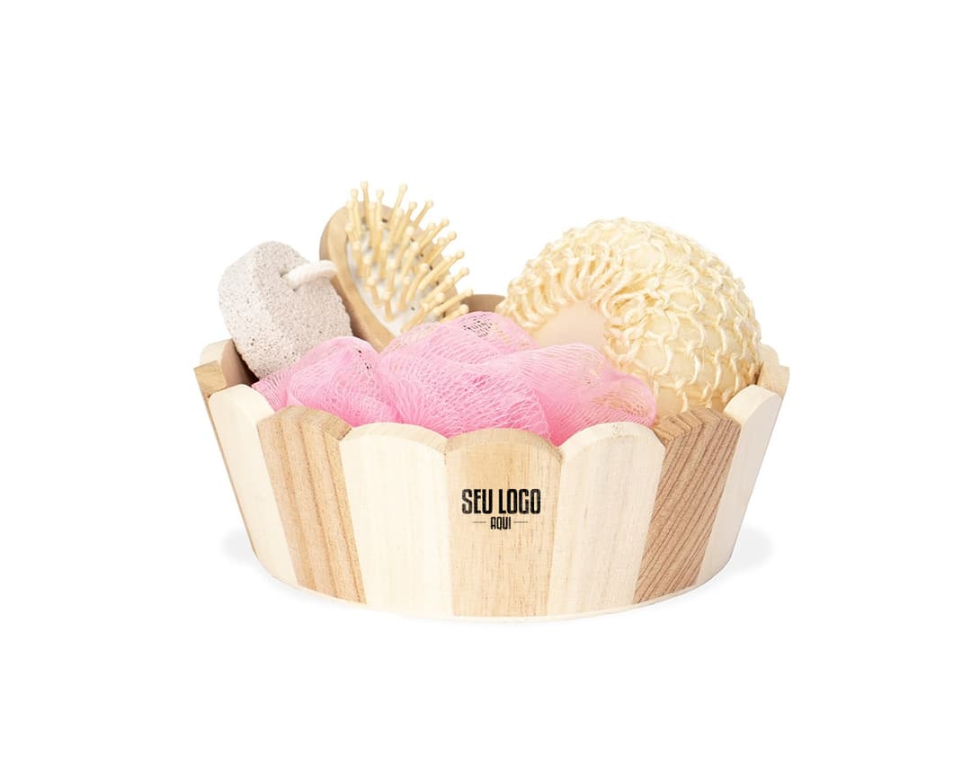 Kit banho 4 peças contendo uma toalha de banho branca, uma toalha de rosto azul, um tapete de banheiro cinza e uma esponja de banho rosa.