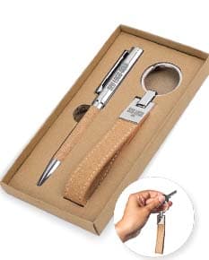 EVANS Conjunto composto por uma esferográfica e chaveiro ambos em metal e cortiça