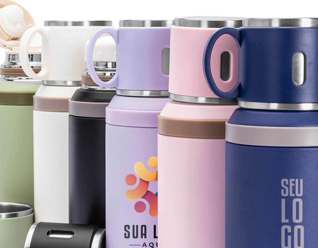 Garrafa térmica de 600ml na cor prata, com design moderno e tampa rosqueável.