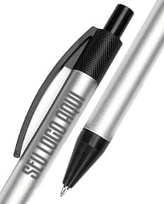 Caneta Metal sobre fundo branco. Lápis de tinta preta com detalhes cromados. Design elegante e sofisticado.