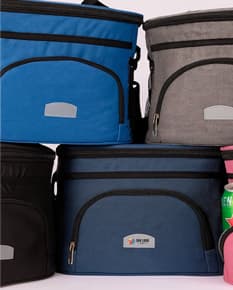 Bolsa térmica de poliéster com capacidade para 10 litros.