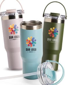 Copo térmico de 900ml em aço inoxidável com tampa e alça na cor preta.