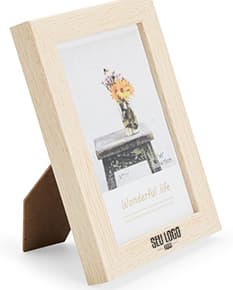 Porta retrato de PVC com design simples e moderno para fotos de tamanho padrão. Cor preta com detalhes minimalistas. Ideal para decorar ambientes de forma discreta e elegante.