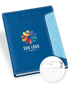 Agenda diária para o ano de 2026, com capa em couro marrom e fecho de elástico preto. Páginas internas em papel branco com marcações de data e horário.