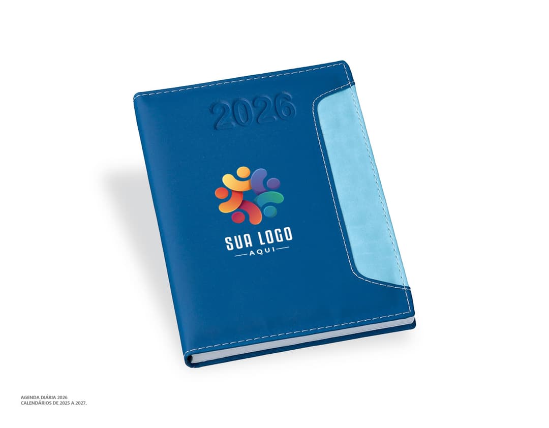 Agenda diária para o ano de 2026, com capa em couro marrom e fecho de elástico preto. Páginas internas em papel branco com marcações de data e horário.