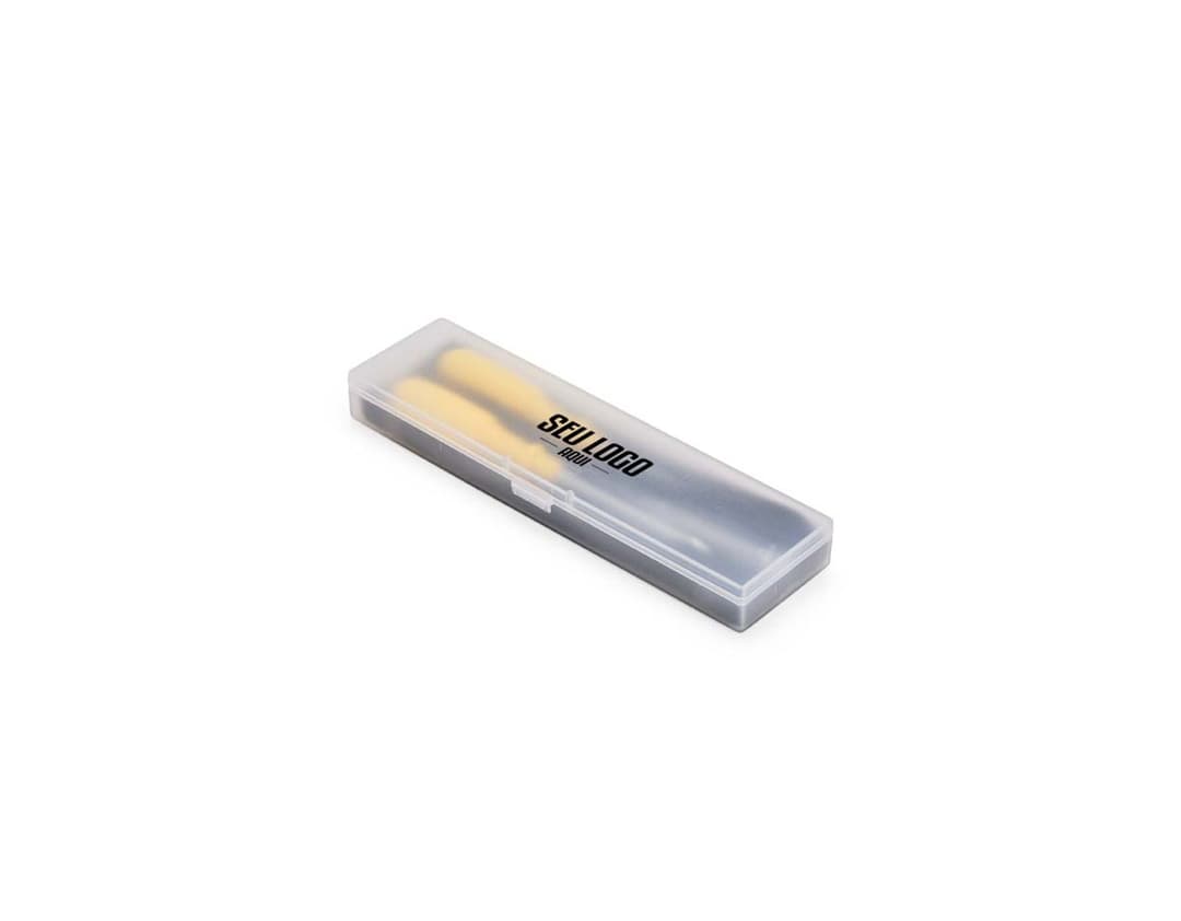 Kit de ferramentas 3 peças com chave de fenda, alicate e martelo em fundo branco.