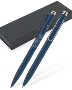 Conjunto de caneta e esferográfica de cor azul, com detalhes em prateado e embalagem elegante.