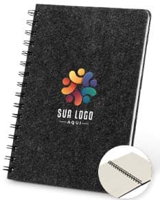 Caderno A5 de capa em feltro na cor azul escuro.