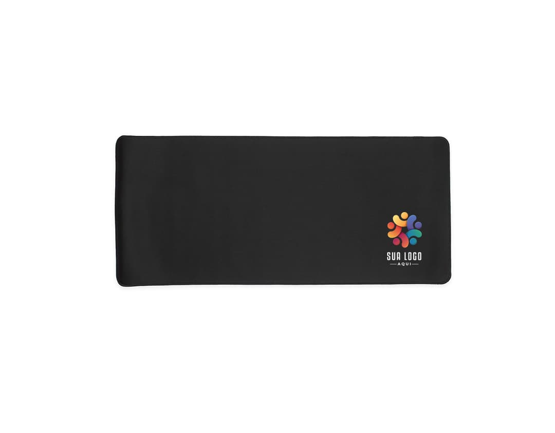 Desk pad de poliéster preto com costura branca, ideal para proteger a mesa de arranhões e proporcionar um apoio confortável para o teclado e o mouse. Tamanho grande, perfeito para escritórios e espaços de trabalho em casa.
