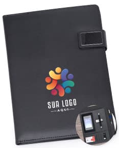 Pasta de convenção com porta celular em tom de azul marinho. O produto possui diversos compartimentos internos e externos para armazenar documentos, canetas e celular. Ideal para reuniões e eventos corporativos.