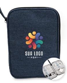 Necessaire para kit tecnológico contendo bolsos e compartimentos para organização de cabos, carregadores e acessórios eletrônicos.
