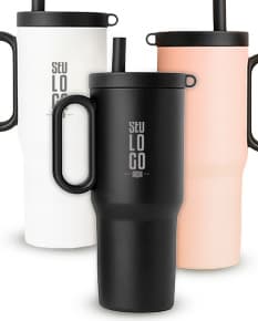 Caneja térmica inox de 750ml em fundo branco.