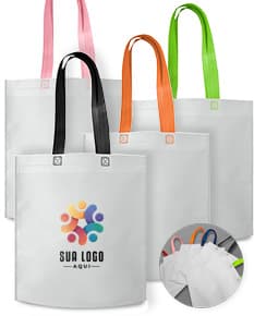 Sacola TNT metalizada na cor prata, fechada com cadeado, oferecendo proteção e segurança para suas compras. Possui alça resistente e design moderno, ideal para uso em lojas, bancos e comércios em geral.