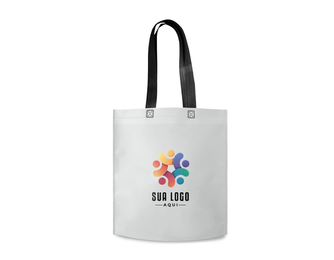 Sacola TNT metalizada na cor prata, fechada com cadeado, oferecendo proteção e segurança para suas compras. Possui alça resistente e design moderno, ideal para uso em lojas, bancos e comércios em geral.