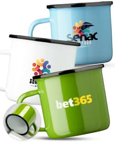 Desenho de uma caneca de inox 370ml em 3D, com alça e design colorido. A imagem possui elementos de reciclagem e simbologia de conservação do meio ambiente, como um ícone de lata de lixo e garrafa de plástico. Ideal para tomar chá, café ou qualquer outra bebida quente.