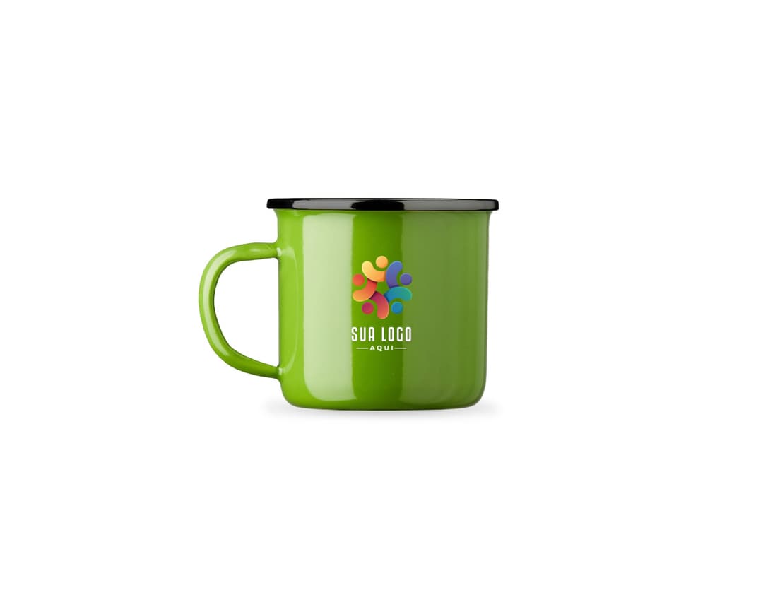 Desenho de uma caneca de inox 370ml em 3D, com alça e design colorido. A imagem possui elementos de reciclagem e simbologia de conservação do meio ambiente, como um ícone de lata de lixo e garrafa de plástico. Ideal para tomar chá, café ou qualquer outra bebida quente.
