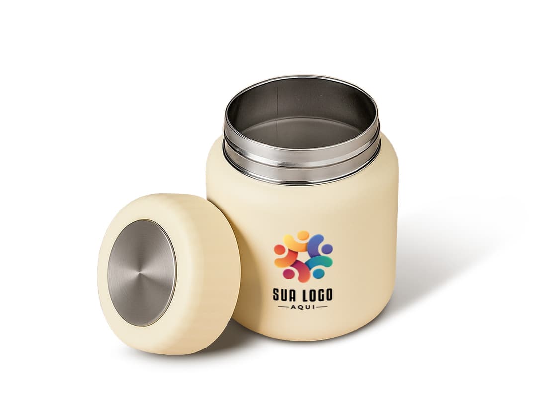 Pote térmico de 500ml em metal prateado, com tampa preta e alça para transporte. Ideal para conservar bebidas quentes, como café ou chá. Perfeito para o café da manhã ou para levar a sua bebida favorita para onde quiser.