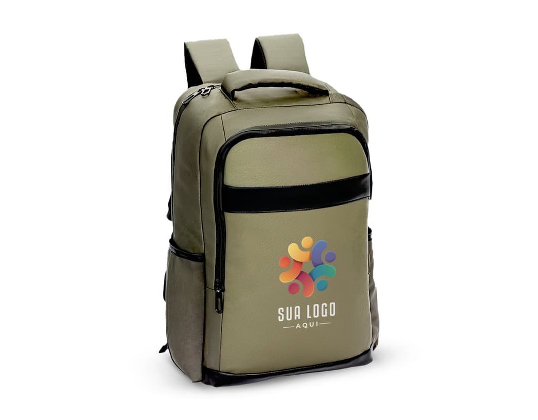 Mochila de couro sintético preta com capacidade de 21 litros, moderna e elegante, ideal para viagens e uso diário. Possui alça de transporte, fecho com zíper e compartimento para armazenamento de tecnologia.