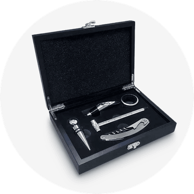 Kit de vinho completo para os amantes da boa enologia. Composto por saca-rolhas, tampas, corta-gotas e termômetro, tudo o que você precisa para desfrutar de um bom vinho. Perfeito para presentear ou complementar a sua coleção. A elegância e sofisticação que você procura em um único produto. Não fique sem o seu kit vinho - 01!