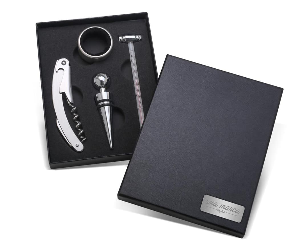 Kit vinho de alta qualidade para brindes corporativos. Este conjunto inclui um elegante estojo de couro envernizado contendo um saca-rolhas, tampa de garrafa e corta-gotas. Ideal para surpreender clientes e parceiros de negócios. Adquira já o seu!