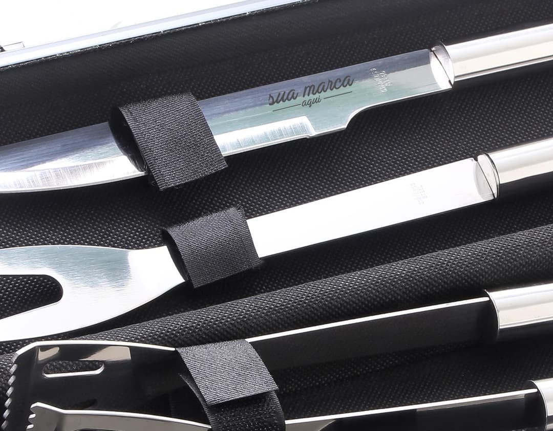 Kit churrasco contendo amplificador, equipamento eletrônico, maleta, dispositivo, case, maleta de metal, caixa, pia, sistema de esgoto, negócios, armazenamento, fechamento, cadeado, antigo, preto, bagagem, facilidade, recipiente, informação, acessório de encanamento, tecnologia, rádio, vazio, couro, dados, retrô, moderno, alça, computador, loja, aberto, estilo, pessoal, papel, prata, escritório, áudio, viagem, vintage, plástico, antigo, ferramenta, música, casa, aço, memória, gravador, disco, registro, arquivo, indústria, hardware, eletrônica, som, clipe, close-up, metálico, segurança, nota, design, cor, medicina.