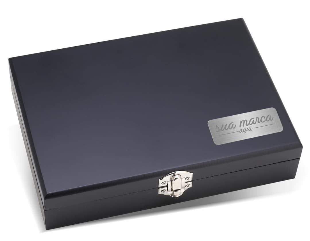 Kit de vinho completo, perfeito para presentear ou para uso pessoal. Com design moderno e equipamentos de alta tecnologia, como abridor elétrico e termômetro para vinhos. Ideal para momentos especiais e encontros de negócios. Aproveite a praticidade e sofisticação deste conjunto premium!