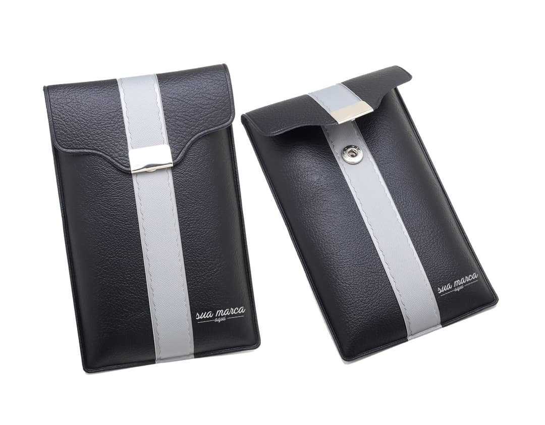 Kit Manicure - 03: Acessório de luxo em couro elegante e prático para sua rotina diária. Ideal para viagens e compras, o kit é perfeito para manter suas unhas sempre impecáveis. Com bolsa zipada e diversos compartimentos, é o acessório perfeito para quem busca praticidade com estilo. Adquira já o seu!