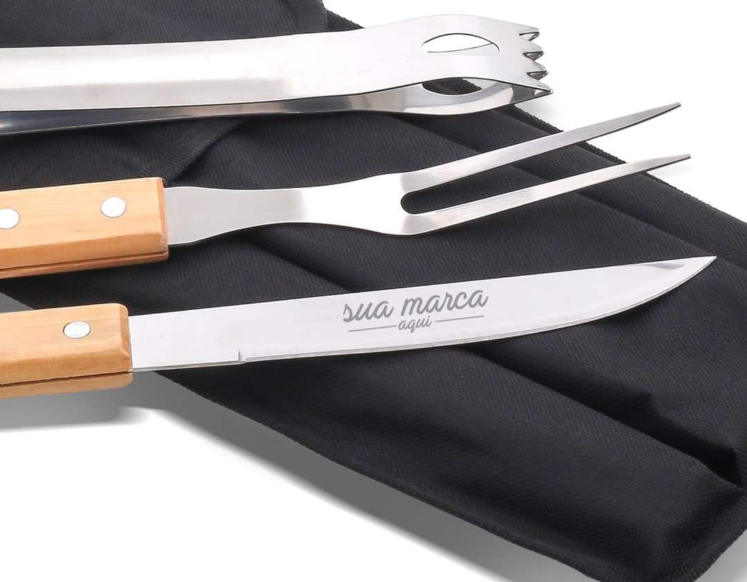 Kit churrasco - 08: Conjunto de talheres em aço inoxidável cromado, perfeito para servir suas refeições com elegância. Com faca militar, garfo e faca afiada para cortes precisos. Ideal para churrascos e refeições ao ar livre. Adquira já o seu!