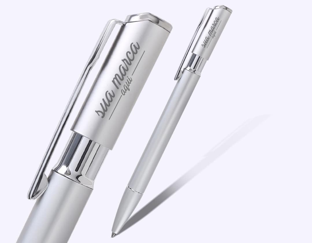 Caneta de metal de alta qualidade com tinta durável e acabamento cromado, ideal para assinaturas e escrita elegante. Perfeita para uso em escritórios, escolas e presentes corporativos. Adquira já a sua!