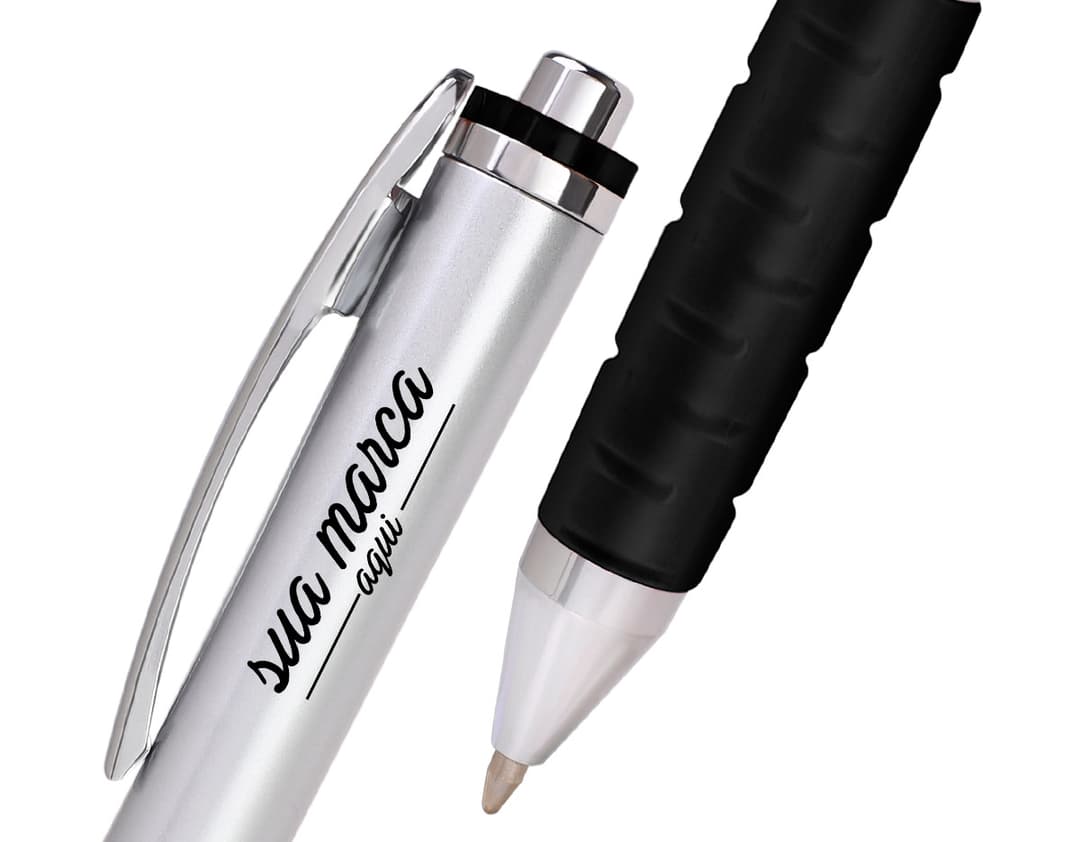 Caneta plástica - 40: Ideal para uso em escritórios, escolas e em casa. Feita de plástico resistente, possui ponta afiada e acabamento cromado. Perfeita para auxiliar em trabalhos acadêmicos, pesquisas e no ambiente corporativo. Adquira já a sua!