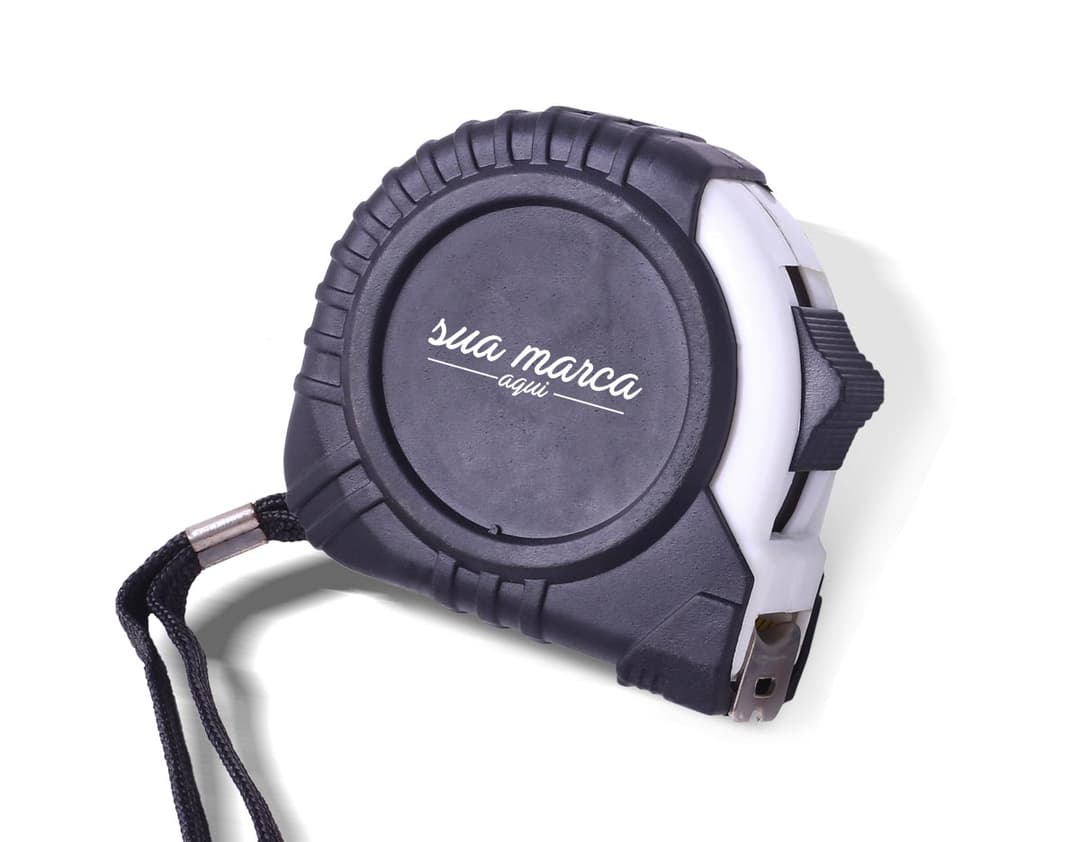 Trena emborrachada amarela e preta, instrumento de medição de precisão com marcações em centímetros e polegadas. Feita de metal e plástico, indicador de distância com precisão. Ideal para uso em carpintaria, construção, engenharia e projetos de melhoria em casa.